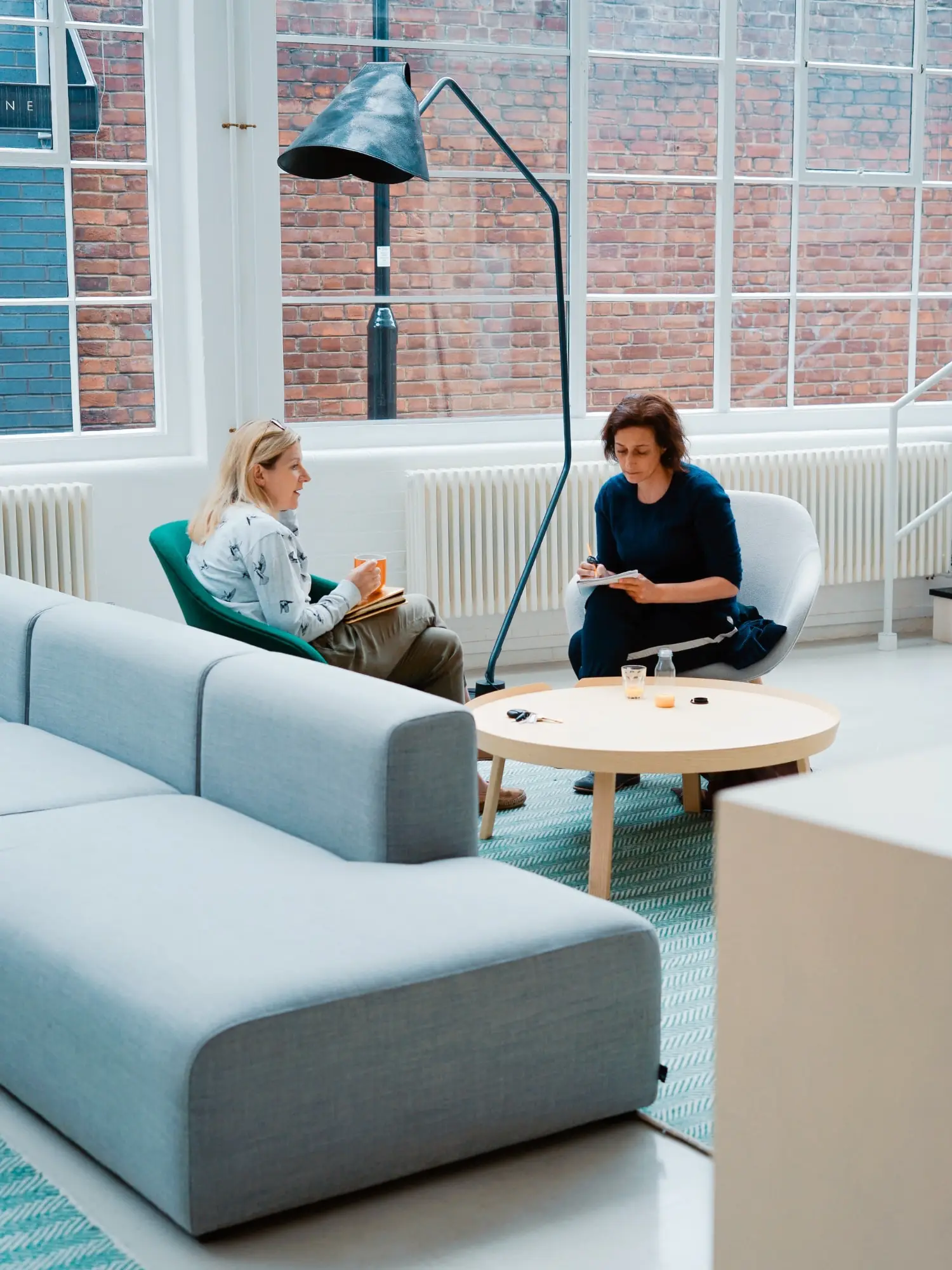 Séance individuelle de coaching dans un espace calme et lumineux